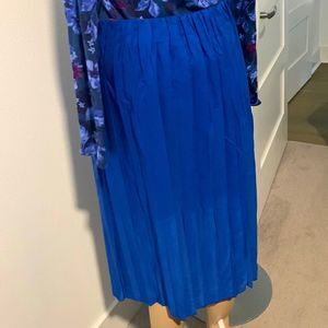 NWOT JW Style, Beautiful Blue Soft Pleats, Lined MIDI Skirt Size L